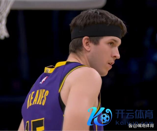 你然而湖东说念主的宝贝呀!里夫斯抢篮板时膝盖被撞失慎受伤奏凯下场