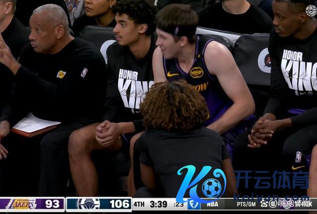 你然而湖东说念主的宝贝呀！里夫斯抢篮板时膝盖被撞失慎受伤奏凯下场 詹皇痛失第三巨头
