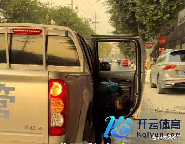 城管皮卡车被指自用接小孩