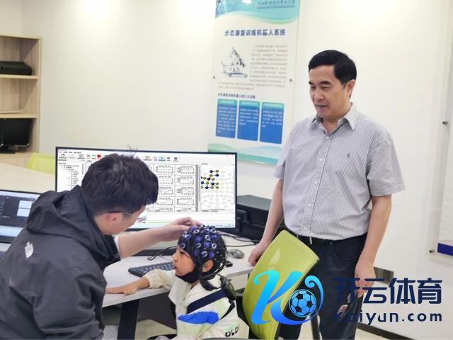 深圳市神经科学筹谋院院长、暨南大学讲明谭力海（右一）引导学生为儿童进行测试。受访者供图